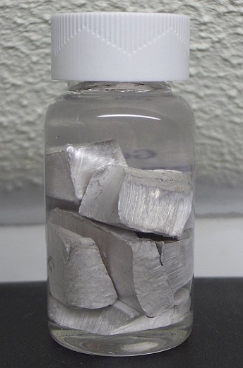 Sodium metal in oil